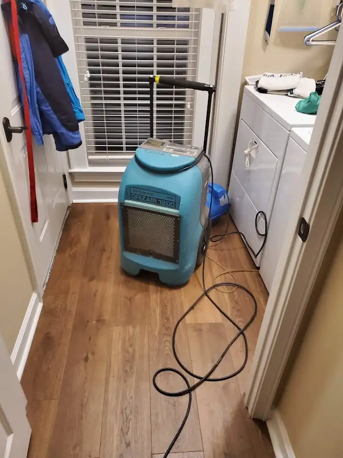 Commercial dehumidifier deployed for Flood Damage Cleanup in Fort Walton Beach